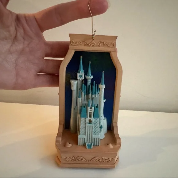 Hallmark Keepsake Ornament 2013 DISNEY CINDERELLA CINDERELLA'S CASTLE - Picture 6 of 10